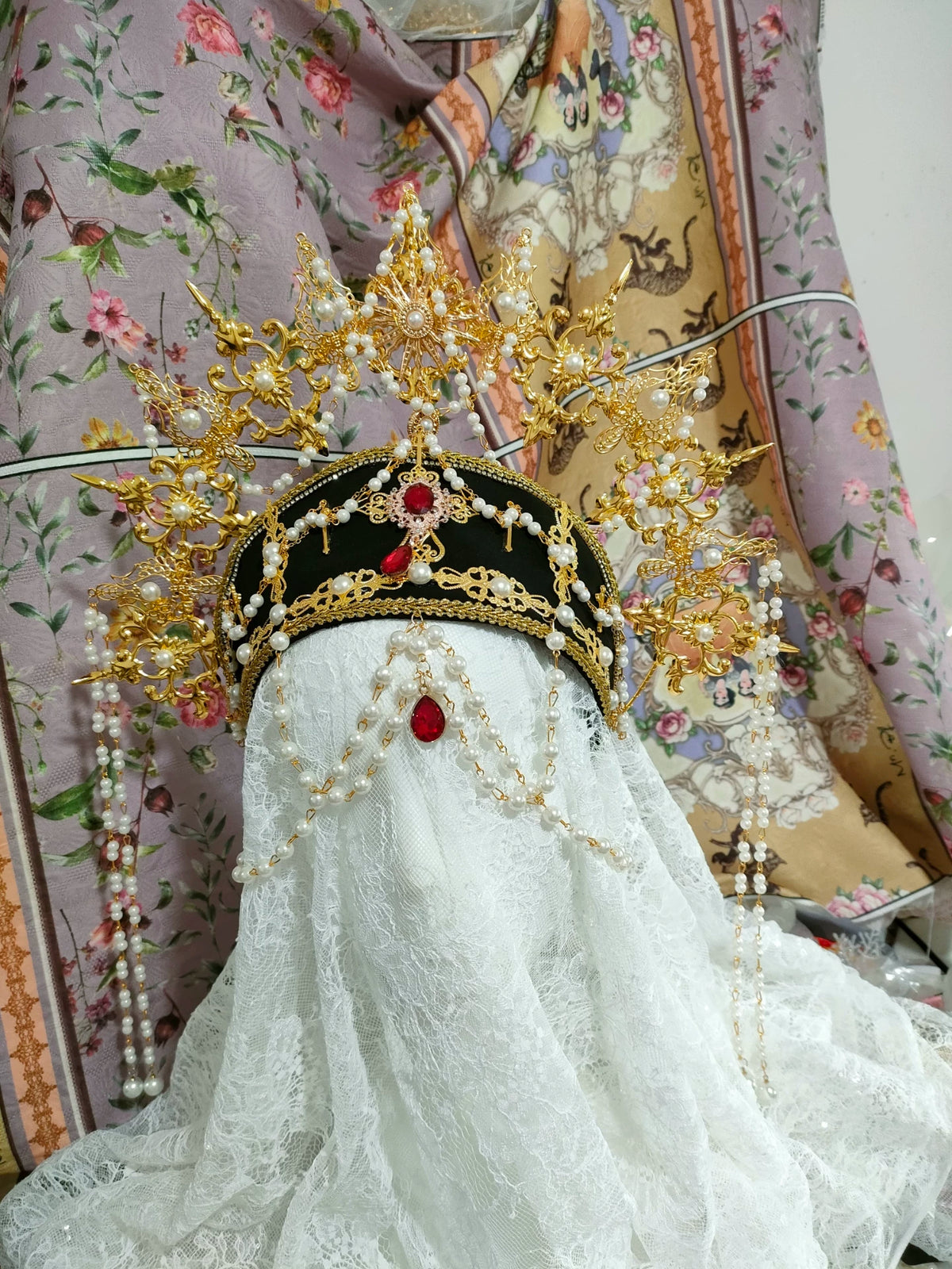 Schwarze und rote Tudor-Krone mit Goldfiligran