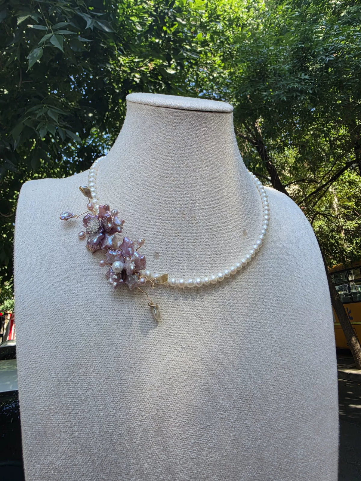 Collana con perle e fiore viola