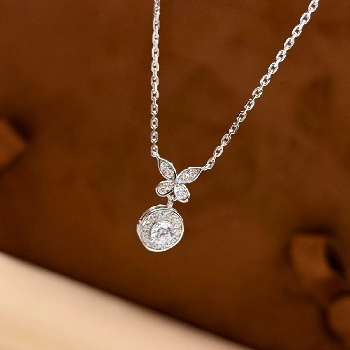 Halsband i S925 silver med fjäril och runt hängande