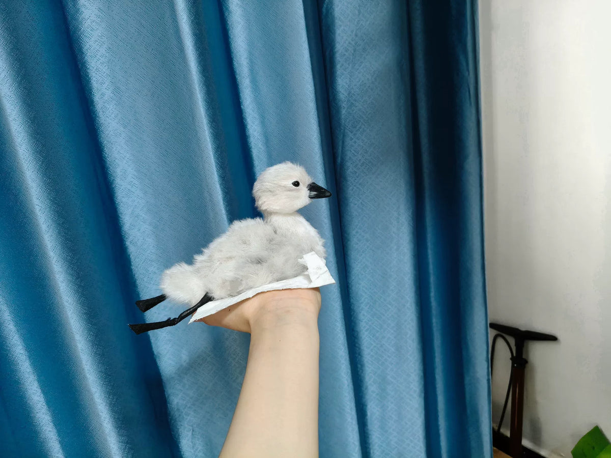 Handgakte Chenille Baby Zwaan Figuur
