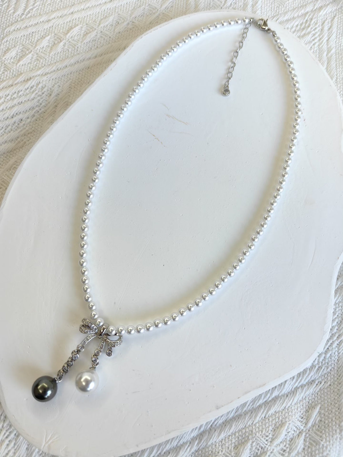 Collar de Pérolas com Pingente de Laço de Cristal Removível
