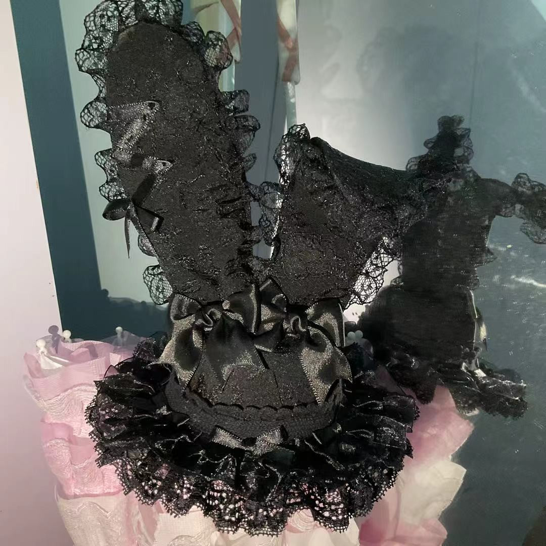 Mini chistera negra de encaje con rosa