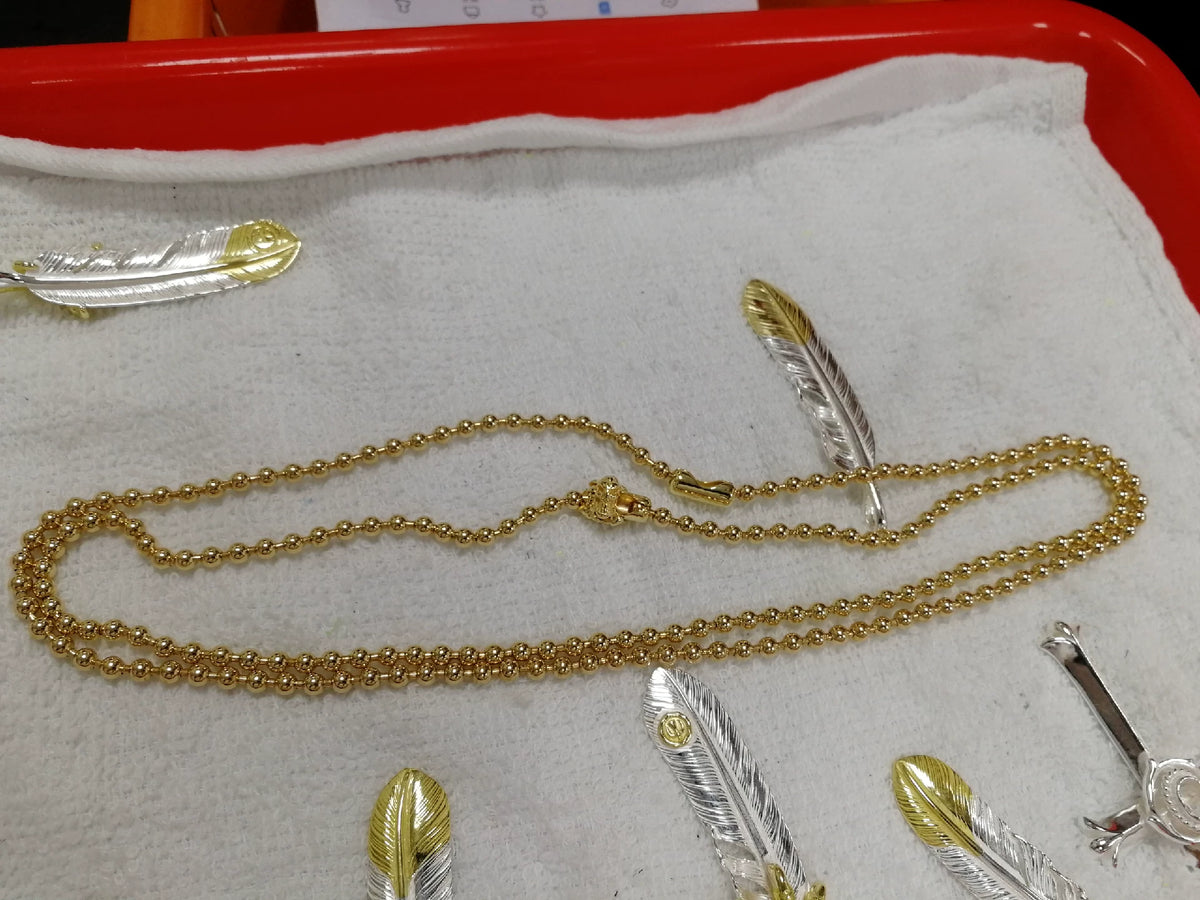 Chaîne de perles dorées avec fermoir crâne