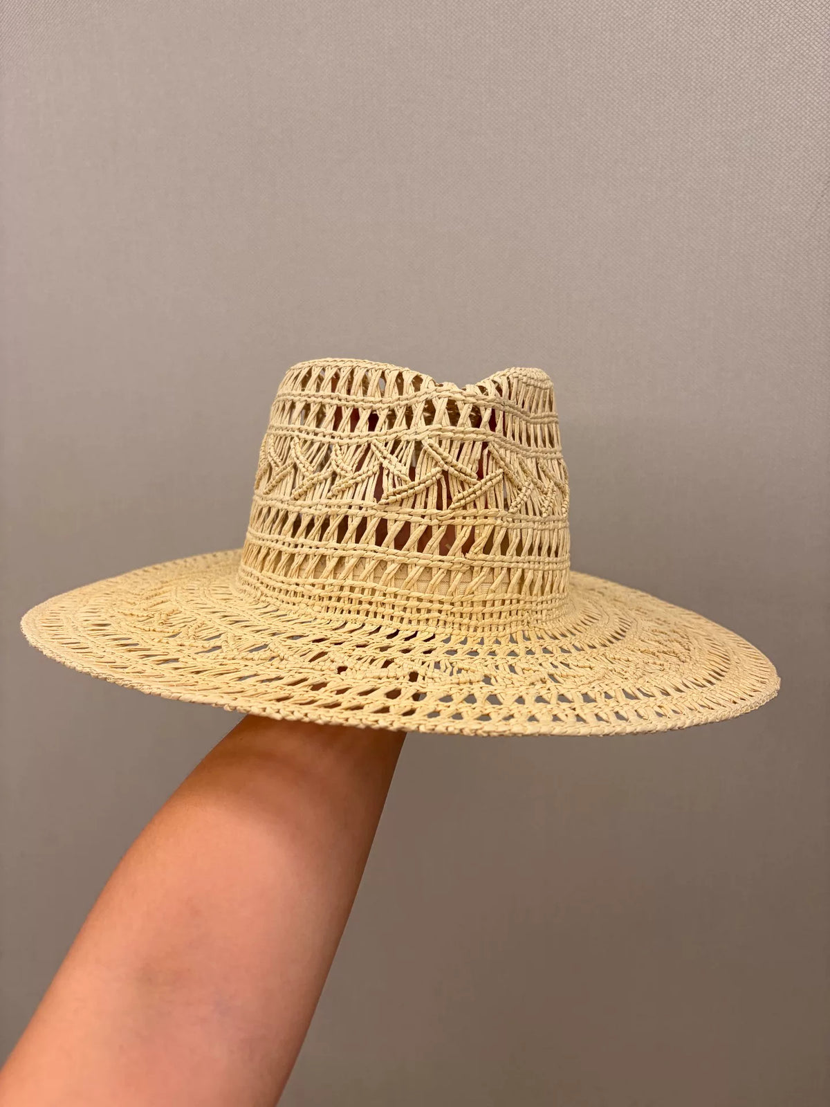 Beigefarbener Fedora-Hut aus Papierstroh mit offener Flechtung