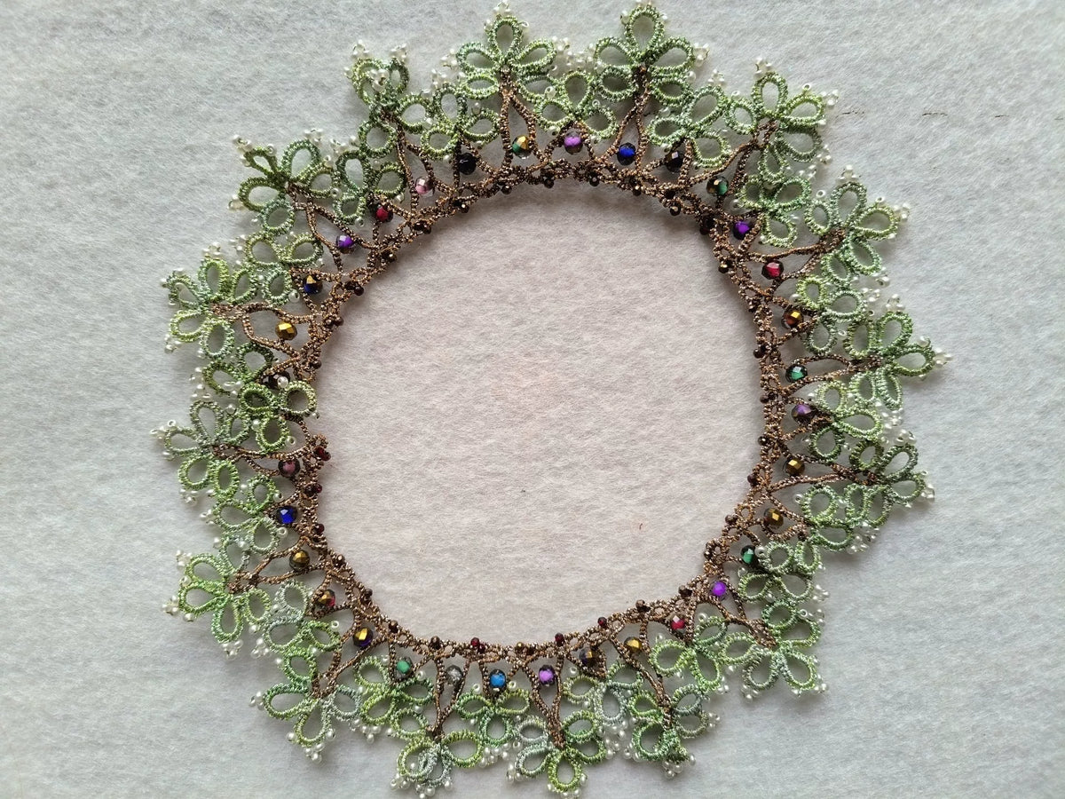 Collana in chiacchierino con pietre verde sfumato