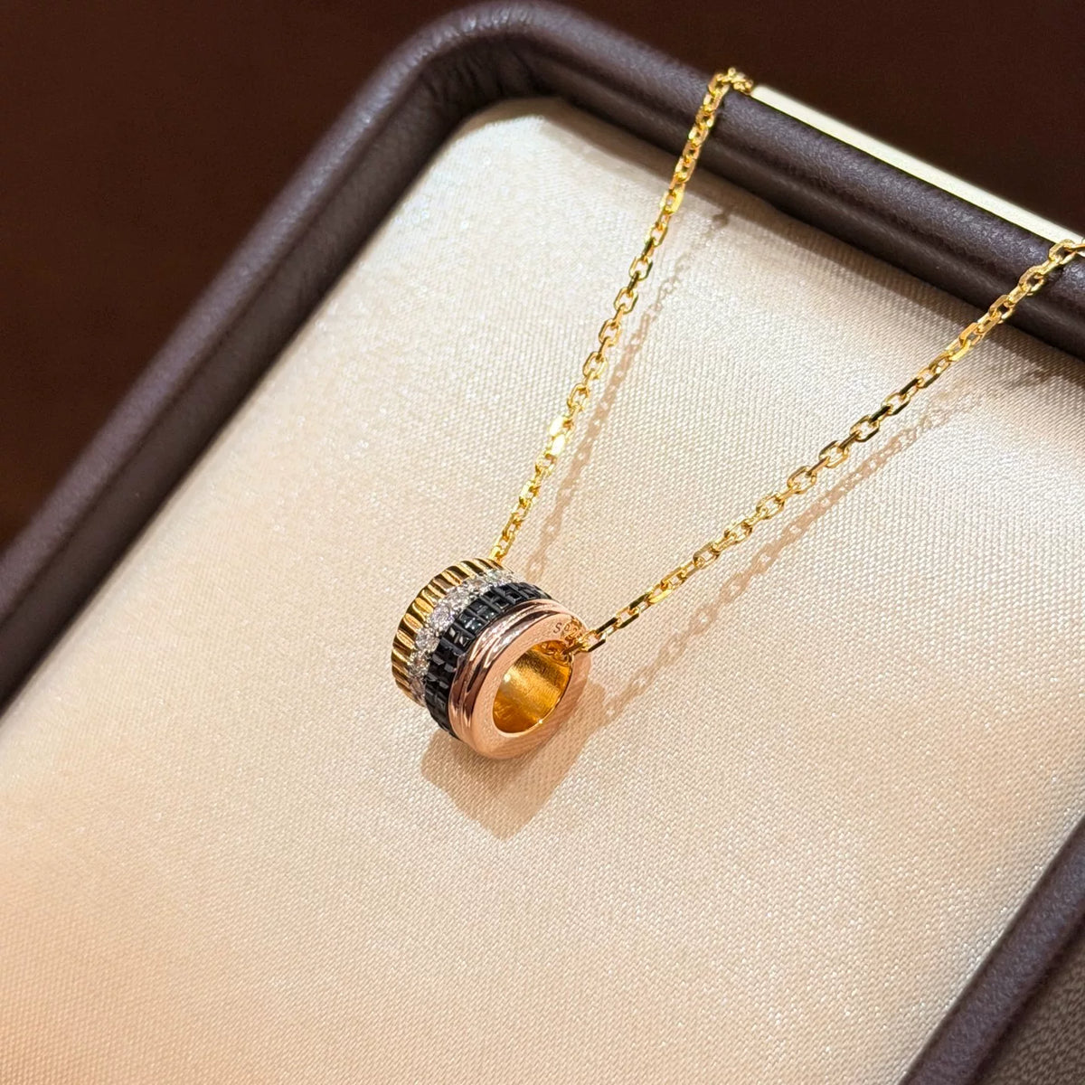 Collier pendentif en céramique plaqué or trois tons