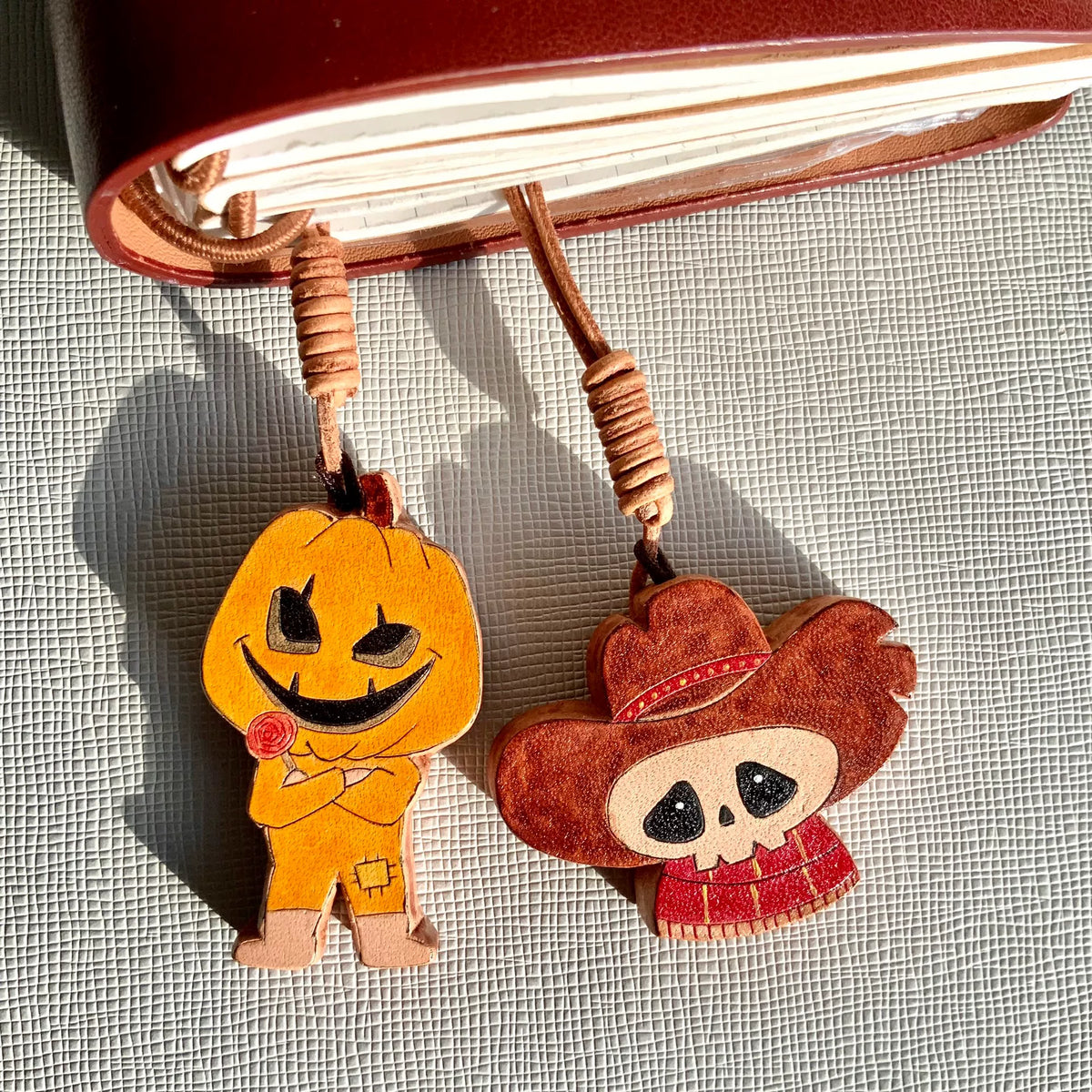 Juego de cuatro colgantes de cuero Halloween