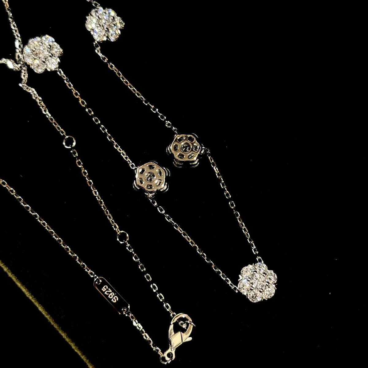 Collar de girasoles de cinco flores con baño de oro S925