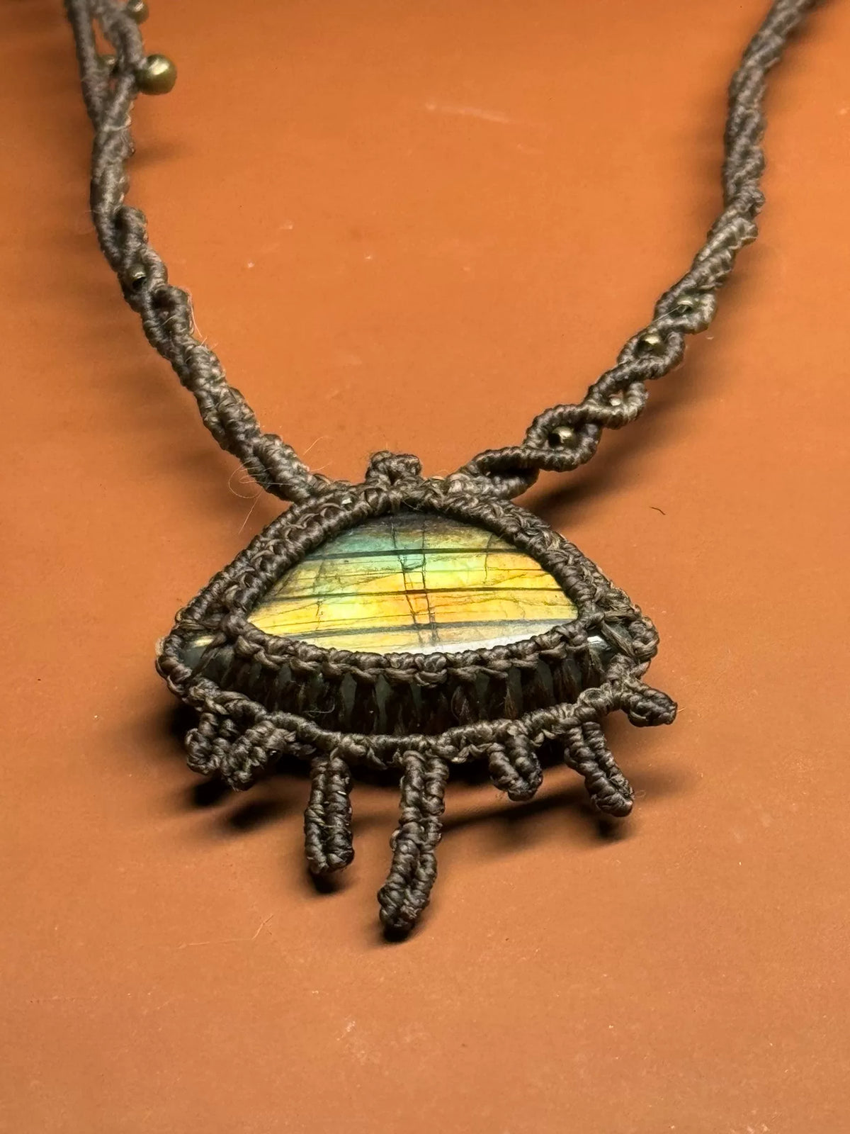 Collana con pendente in labradorite in macramé fatta a mano