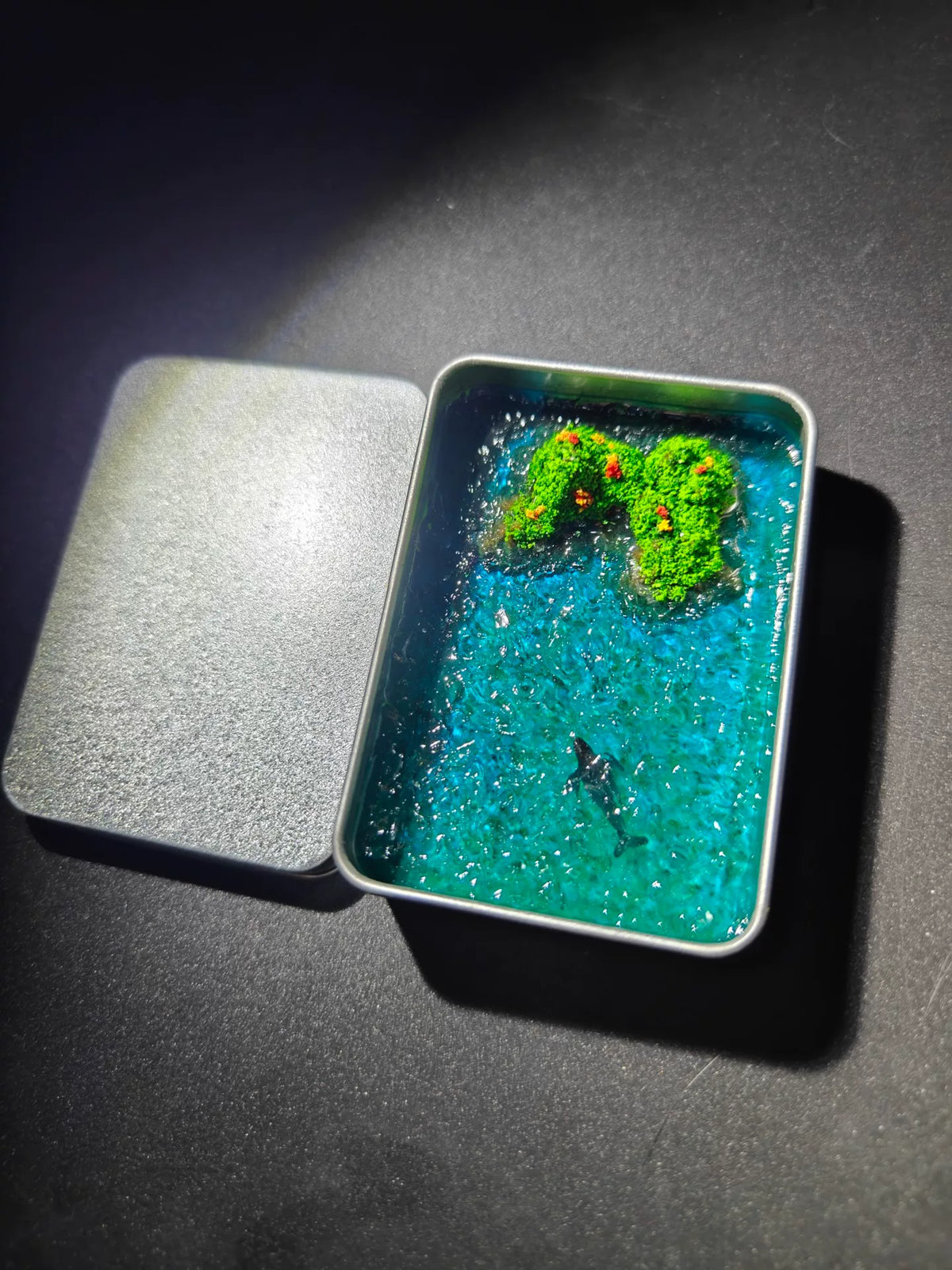 ハンドメイド ミニチュア島とジラのシーン（メタル缶入り）
