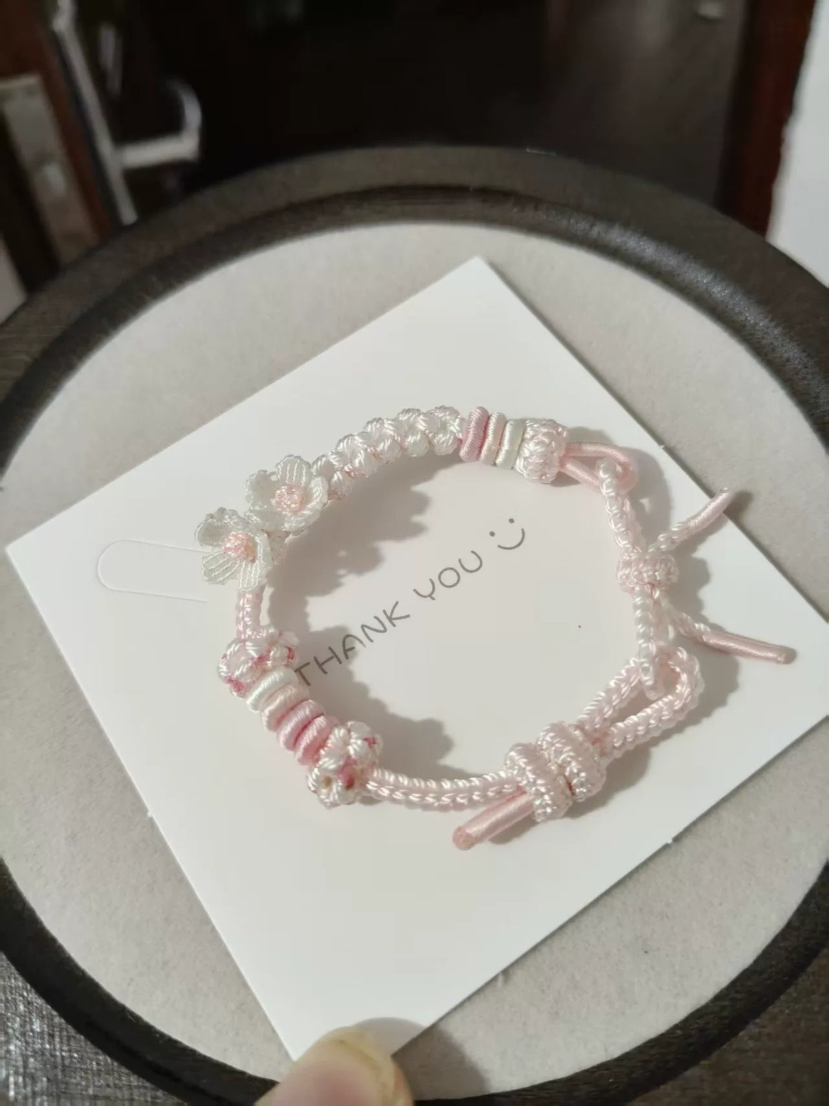 Handgewebbtes Armband in Rosa-Weiß-Ververlauf mit Blüten