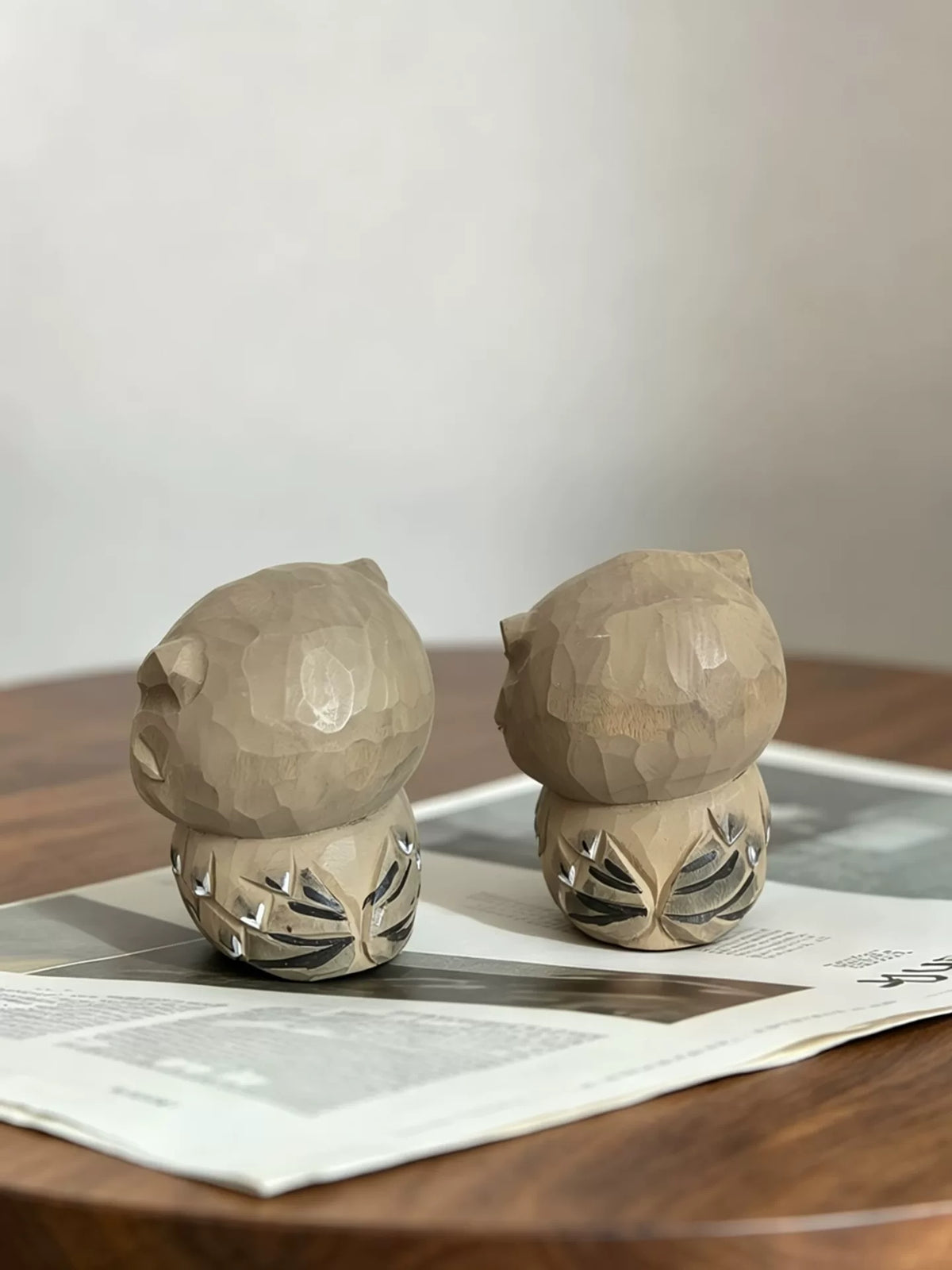 手彫りバスウッドのフクロウフィギュアペア