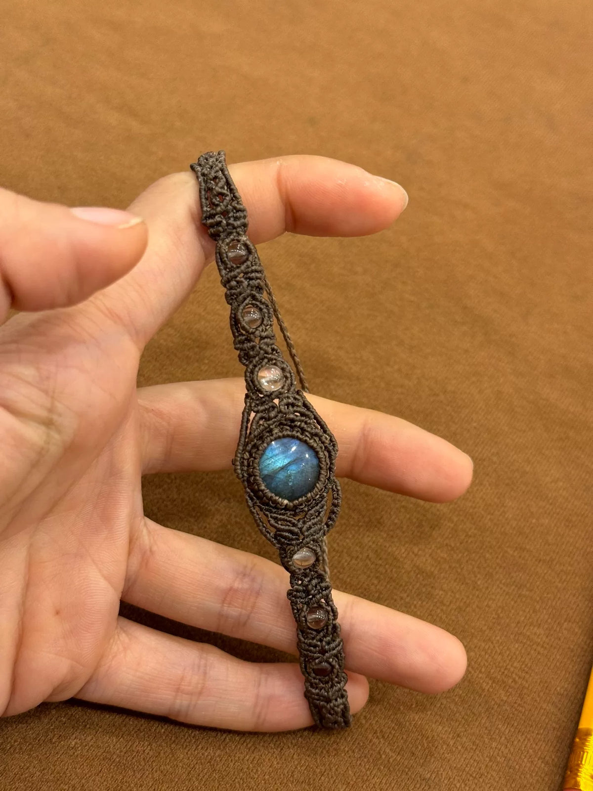 Handgefertigtes Makramee-Armband mit Labradorit