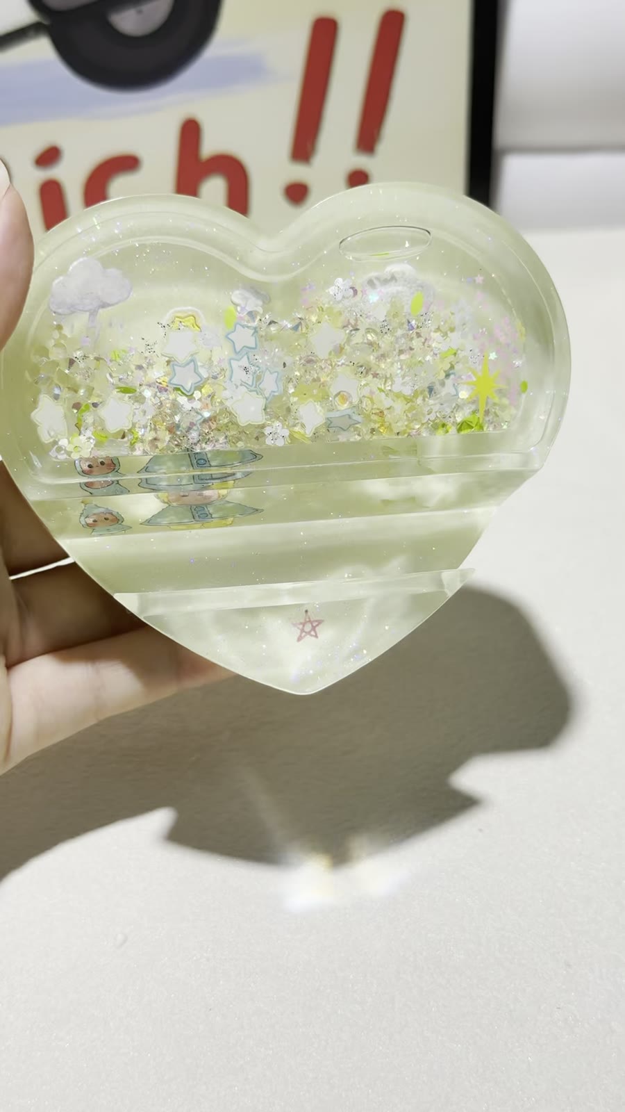 Amuleto de resina con forma de corazón