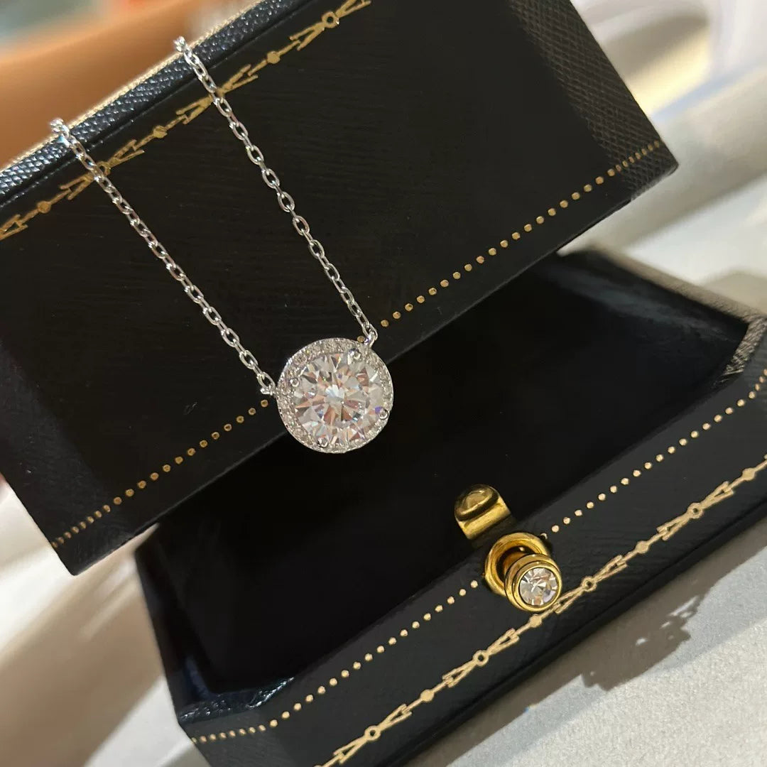 Collar de plata S925 con halo redondo de tres quilates