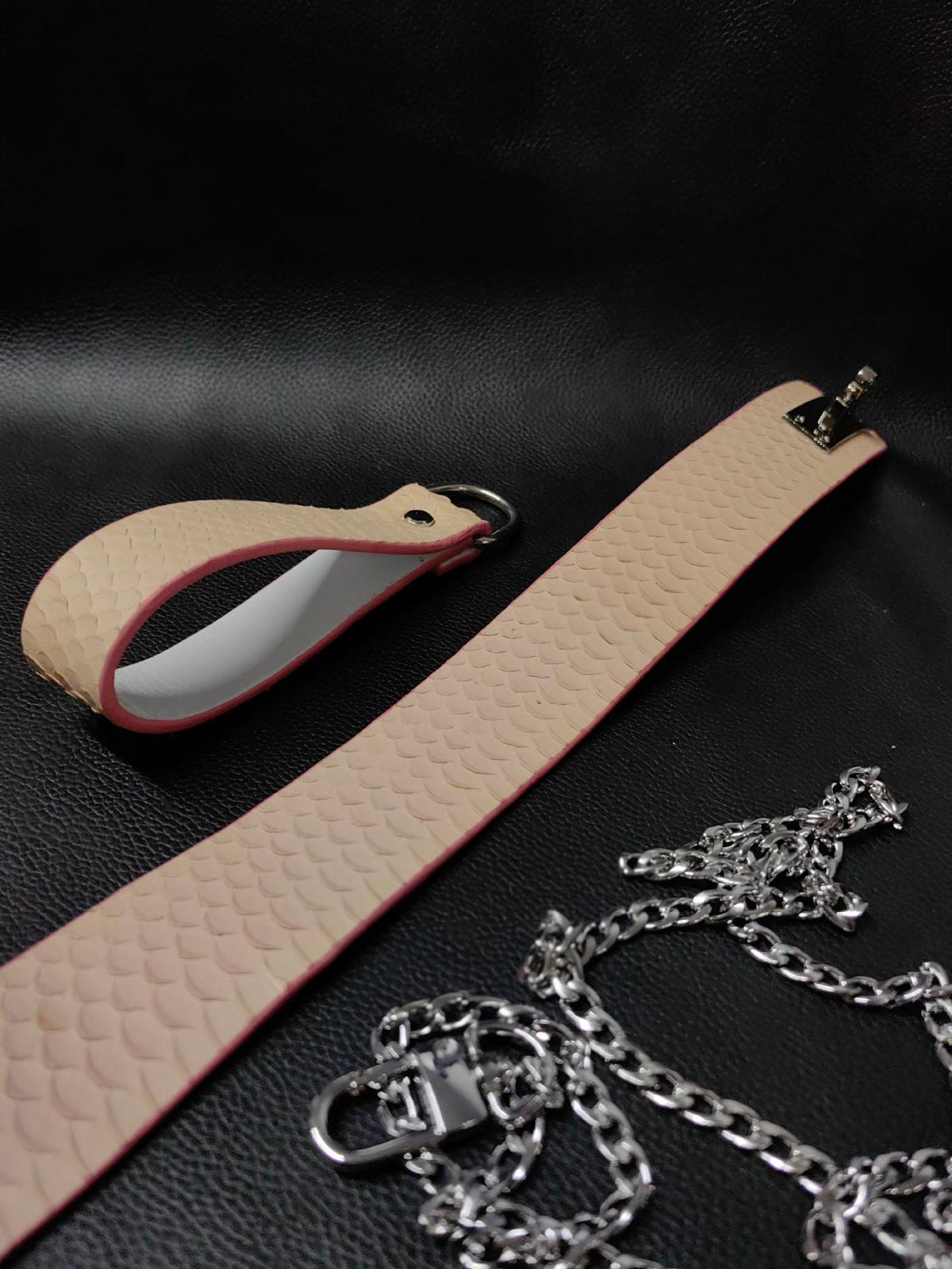Fog Pink Wild Choker Necklace