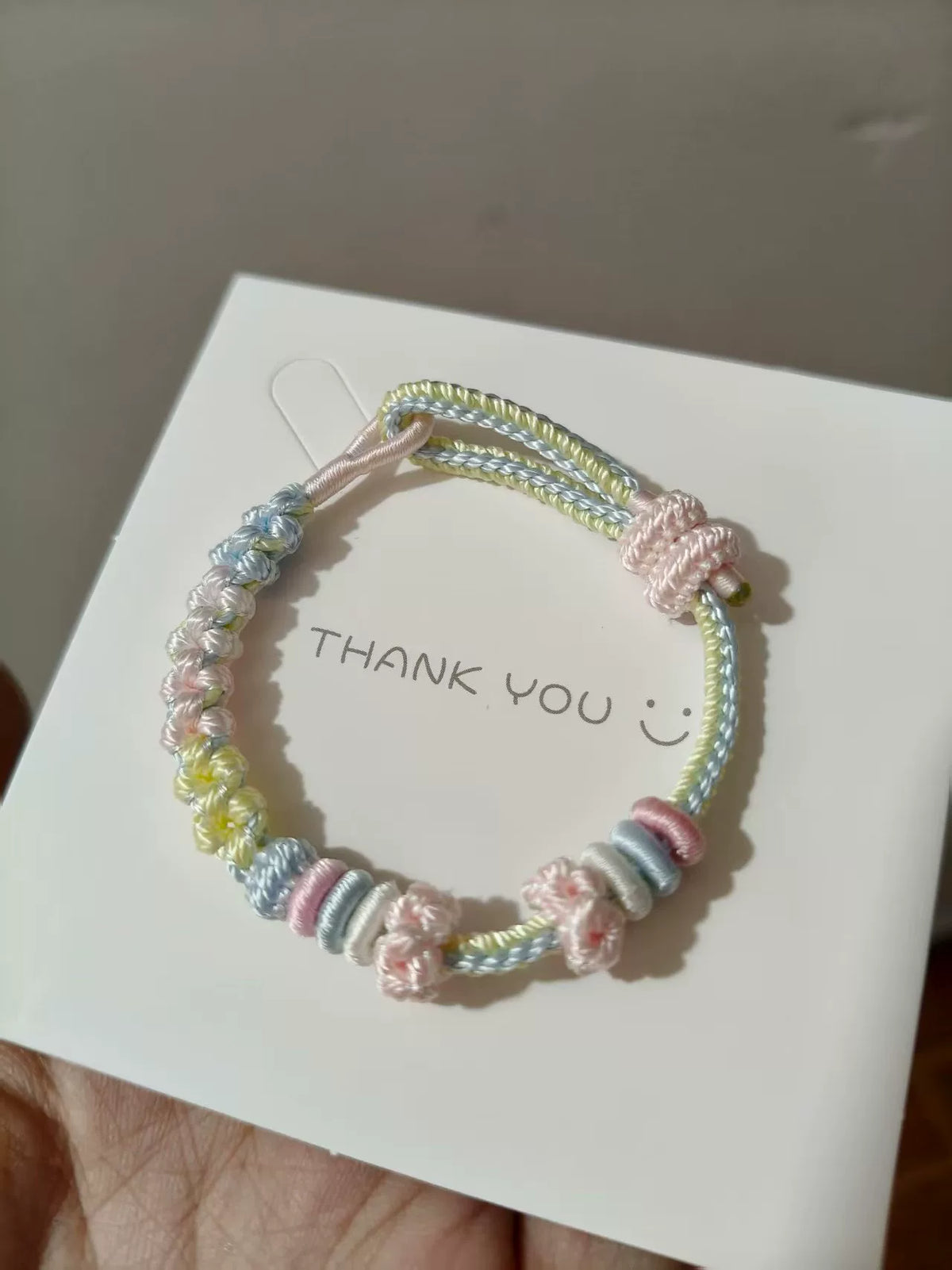 Pulseira Entrelaçada Gradiente Rosa e Azul Feita à Mão