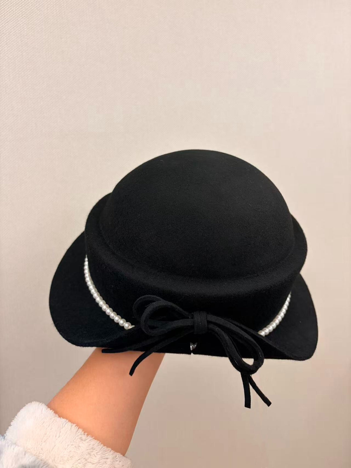 Cappello Cloche in Lana Nera con Catena di Perle