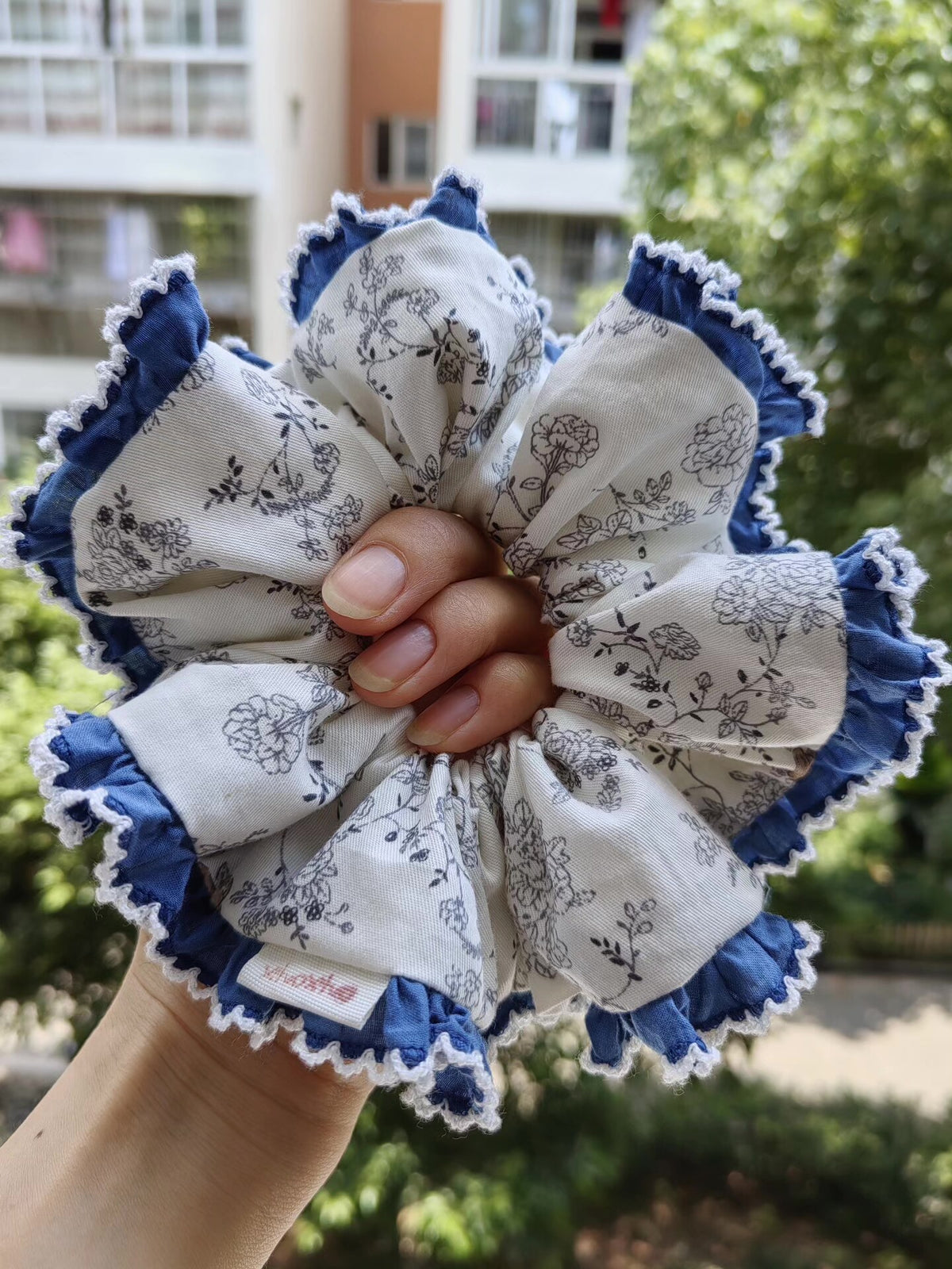 Oversized Bloemen Katoen Haarscrunchie met Blauwe Kant Ruche