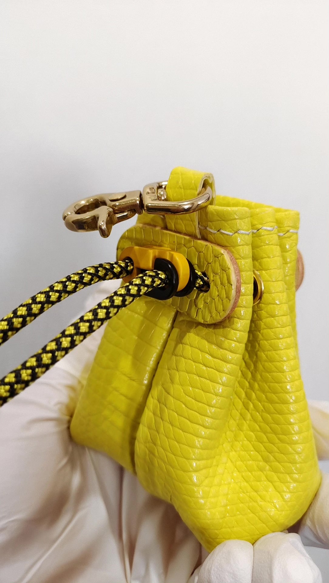 Monedero de cordón en cuero de lagarto amarillo