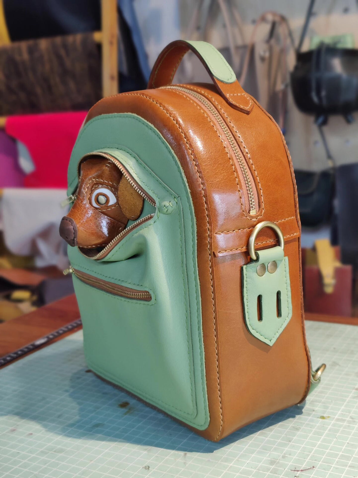 Brauner mintgrüner Lederrucksack mit Hundekopf