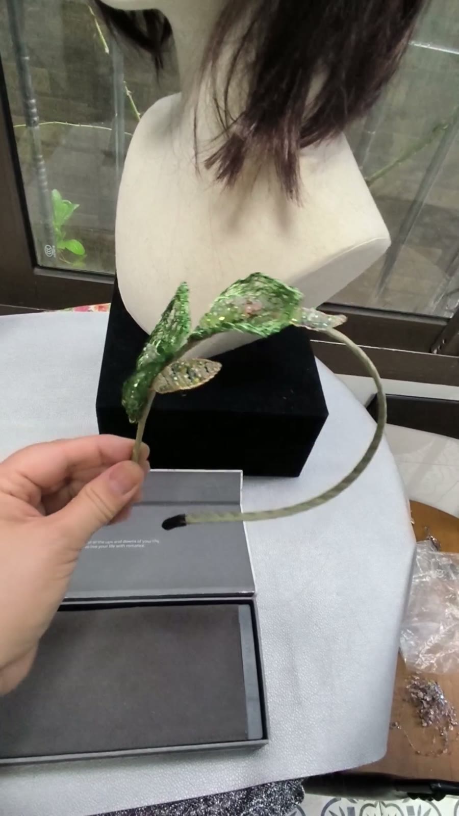 Handgewebtes Calla-Lilie Kristall-Headband mit grünen Blättern