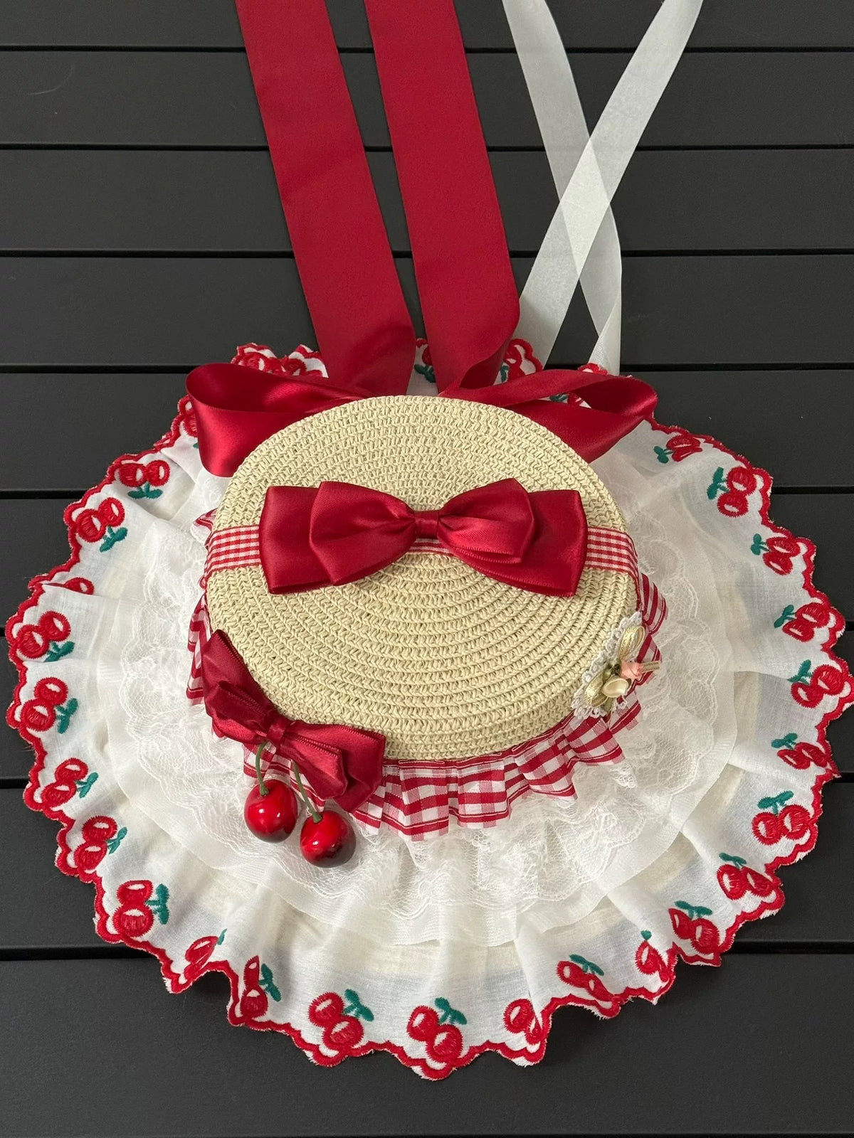 Stråhatt med körsbärspets och gingham