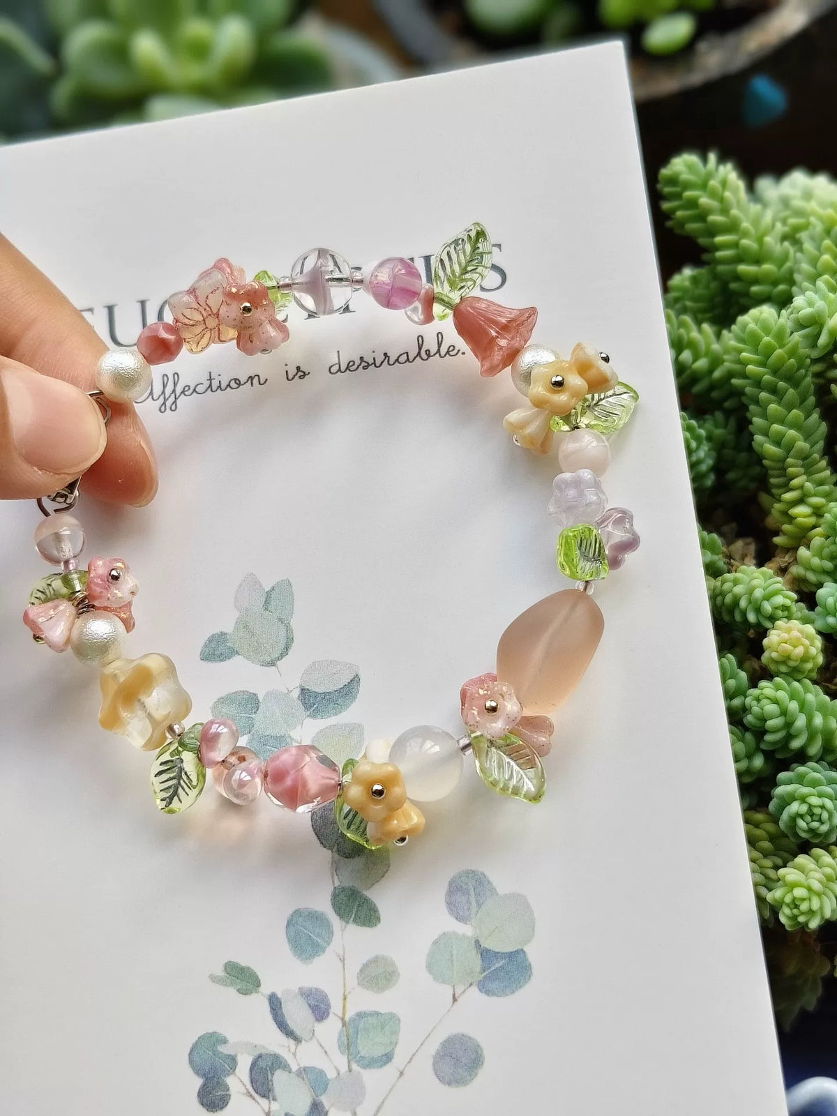 Bracelet fleuri en perles de verre de Bohême