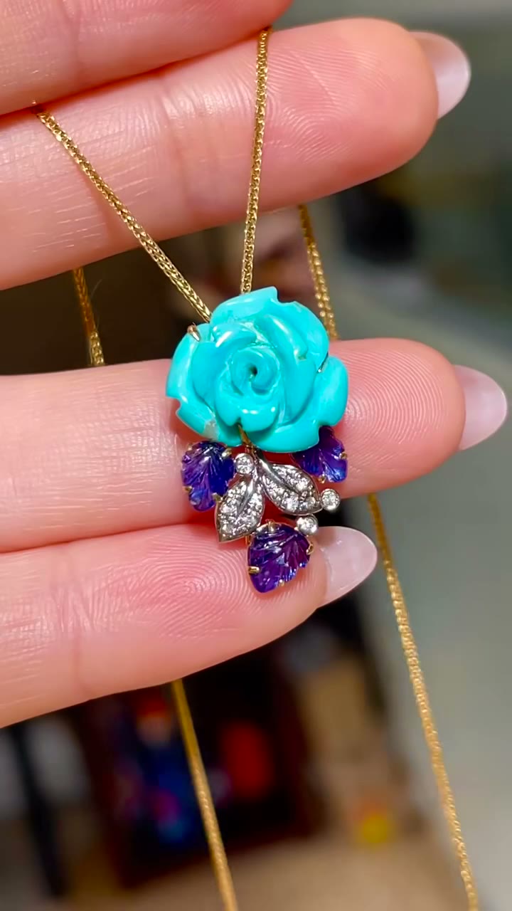 Pendente de Rosa de Turquesa Esculpida em Ouro 18K