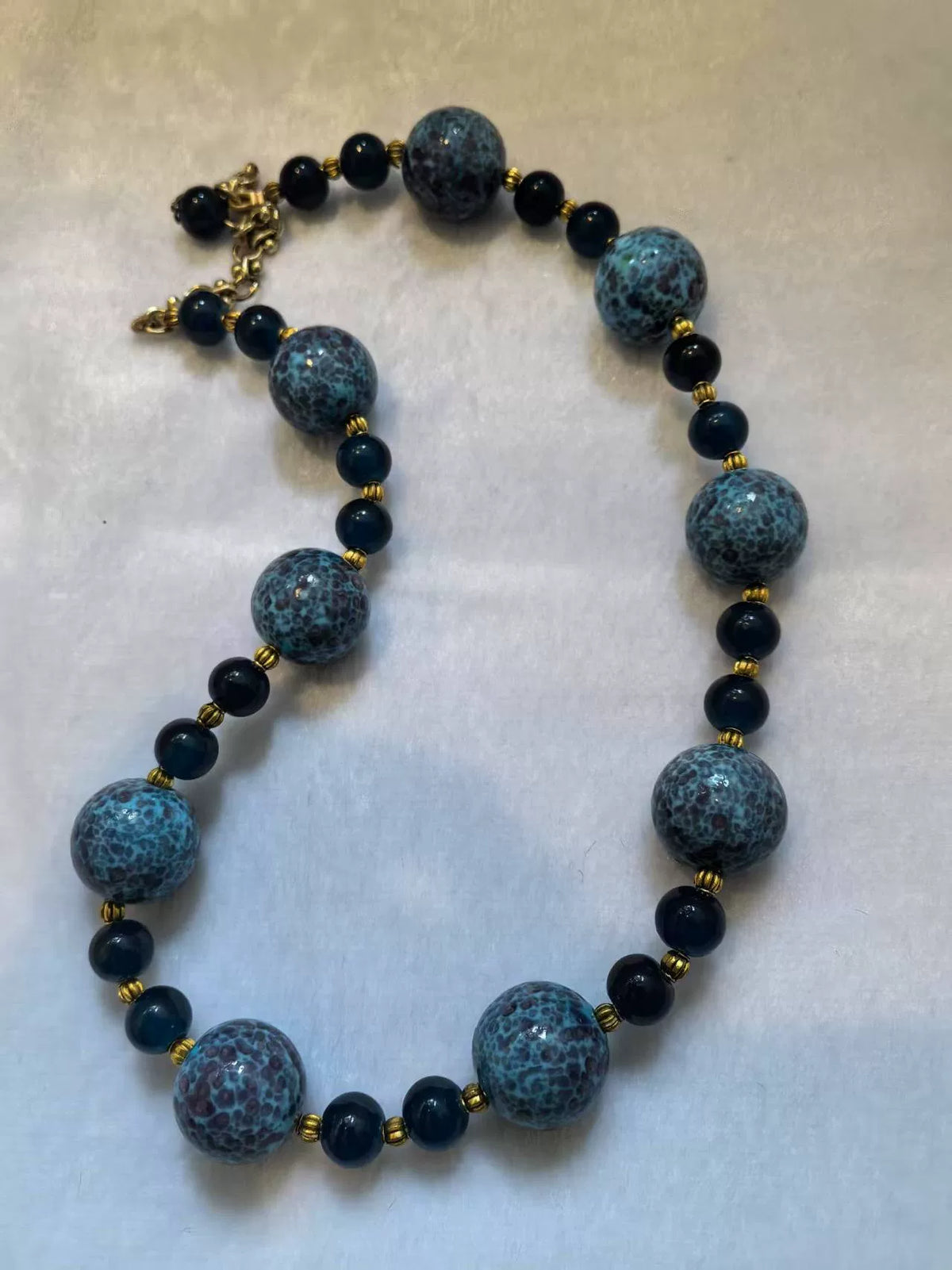 Collana con perle in vetro Blue Frog Skin