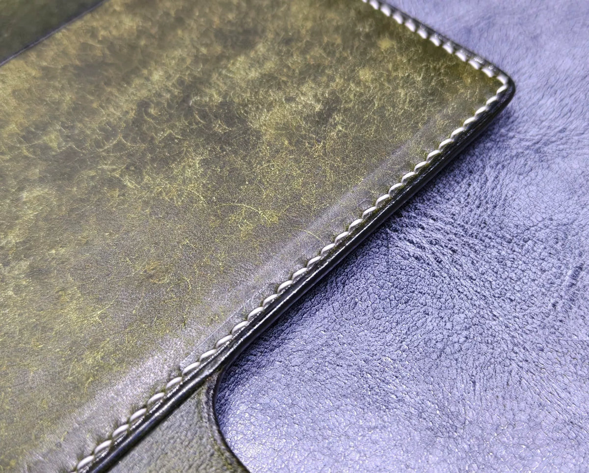 Capa de caderno em couro verde-azeiva 140x88mm