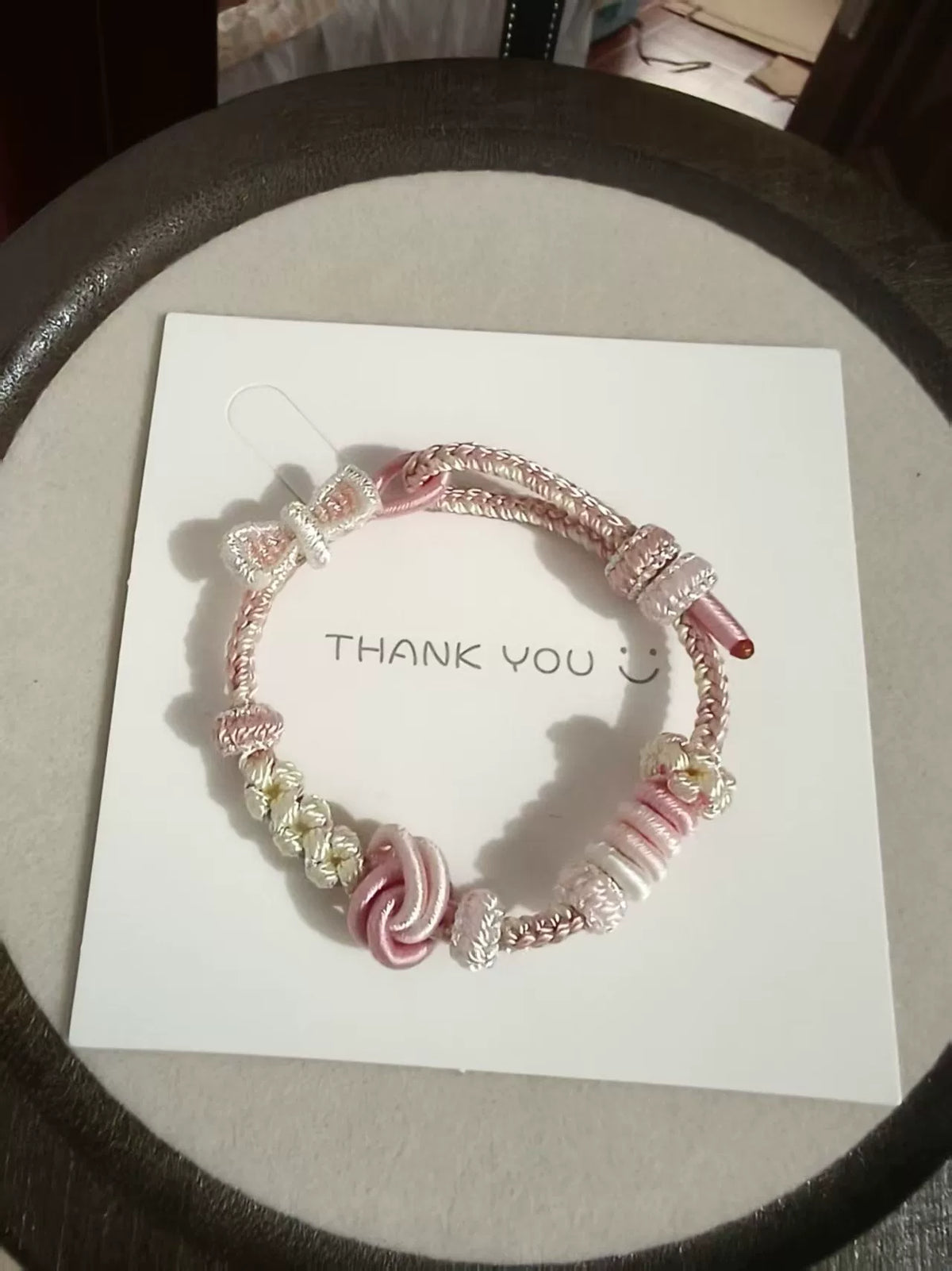 Pulseira Artesanal com Gradiente Rosa e Branco e Laço