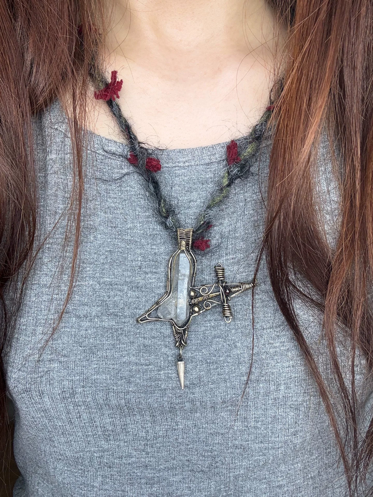 Pendentif épée en cristal et fil de laiton artisanal