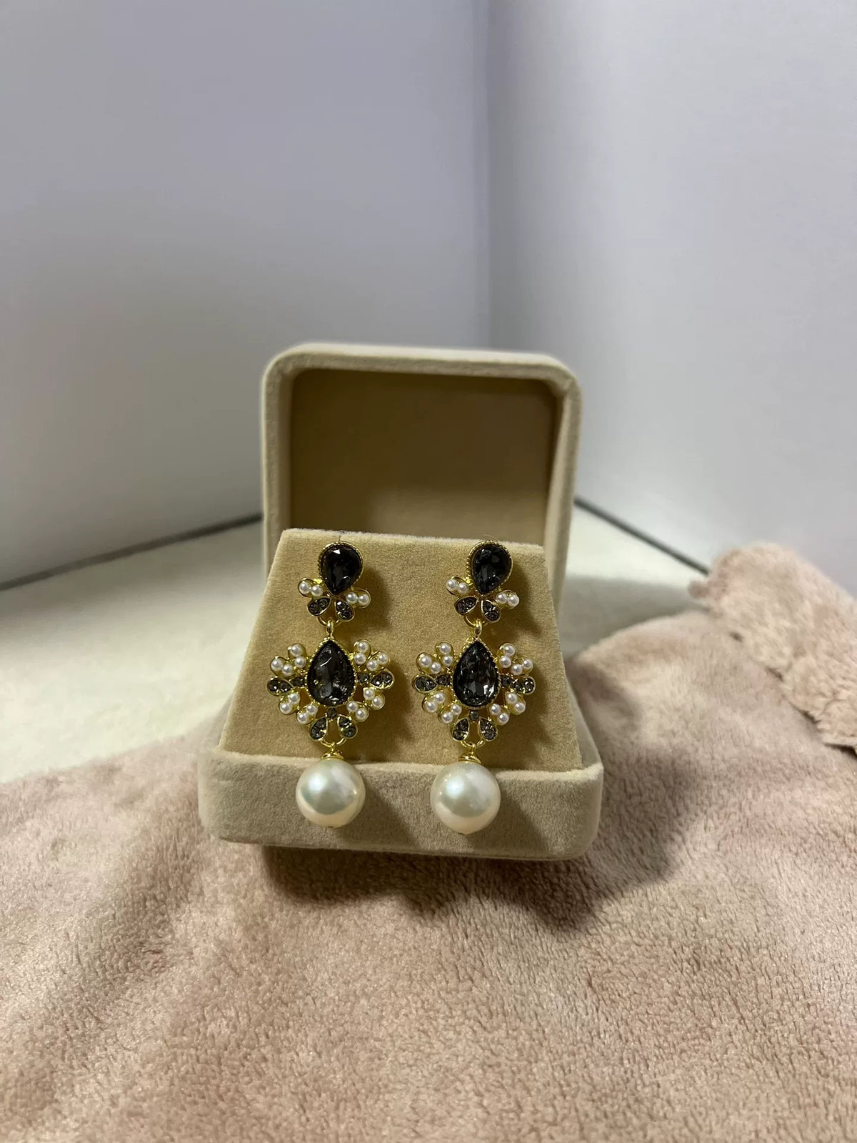 Brincos de Gota com Pérolas em Tom Dourado