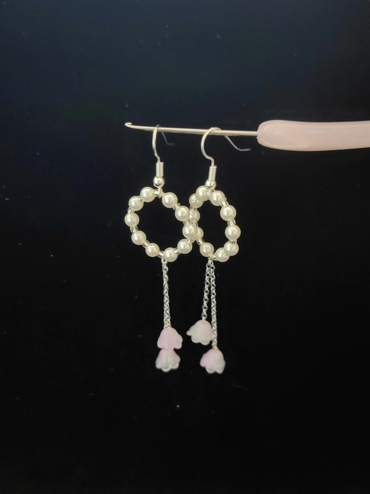 Pendientes colgantes de perlas y lirio de los caminos