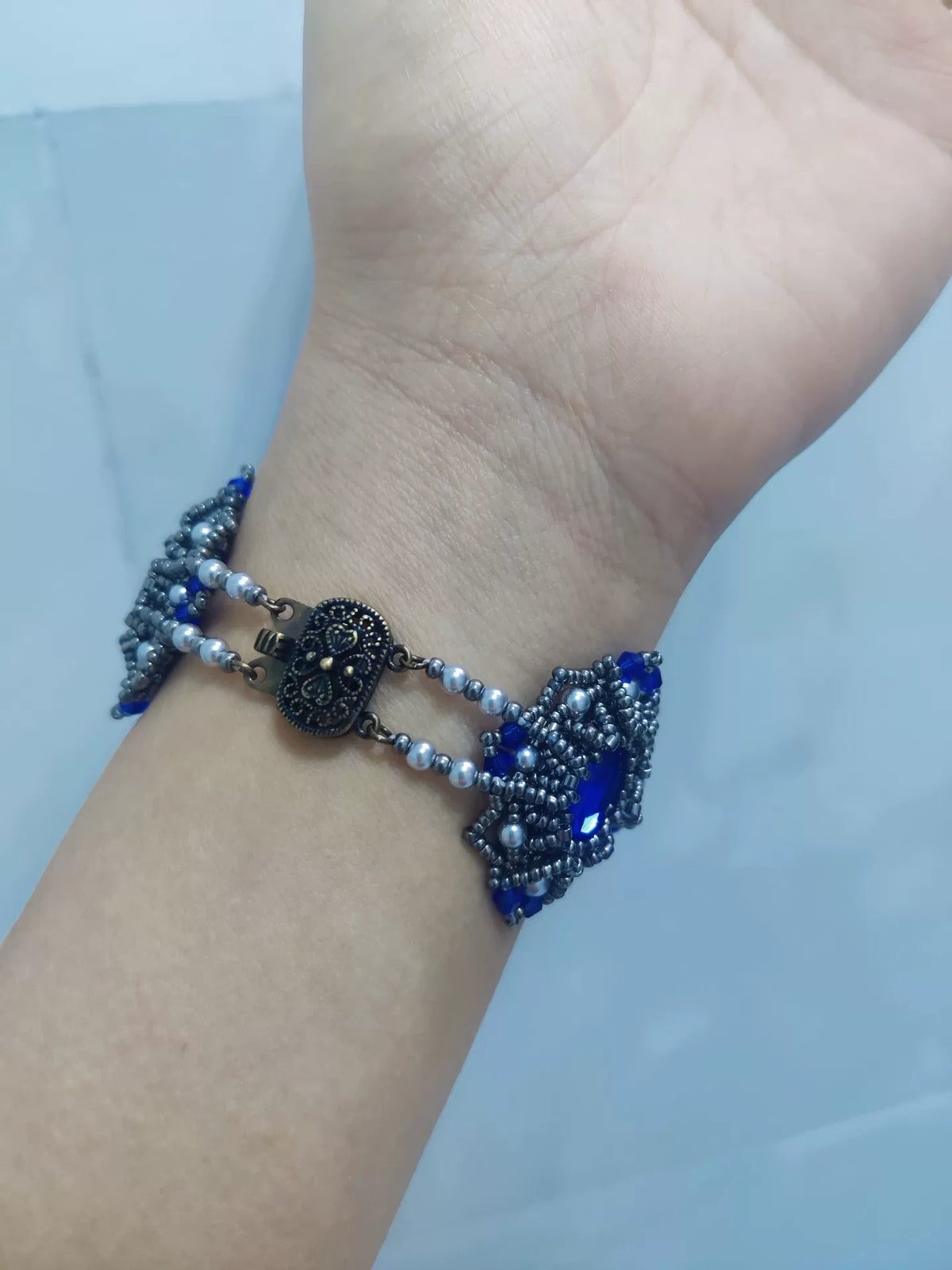 Kleinblått pärlararmband med pärlaccenter