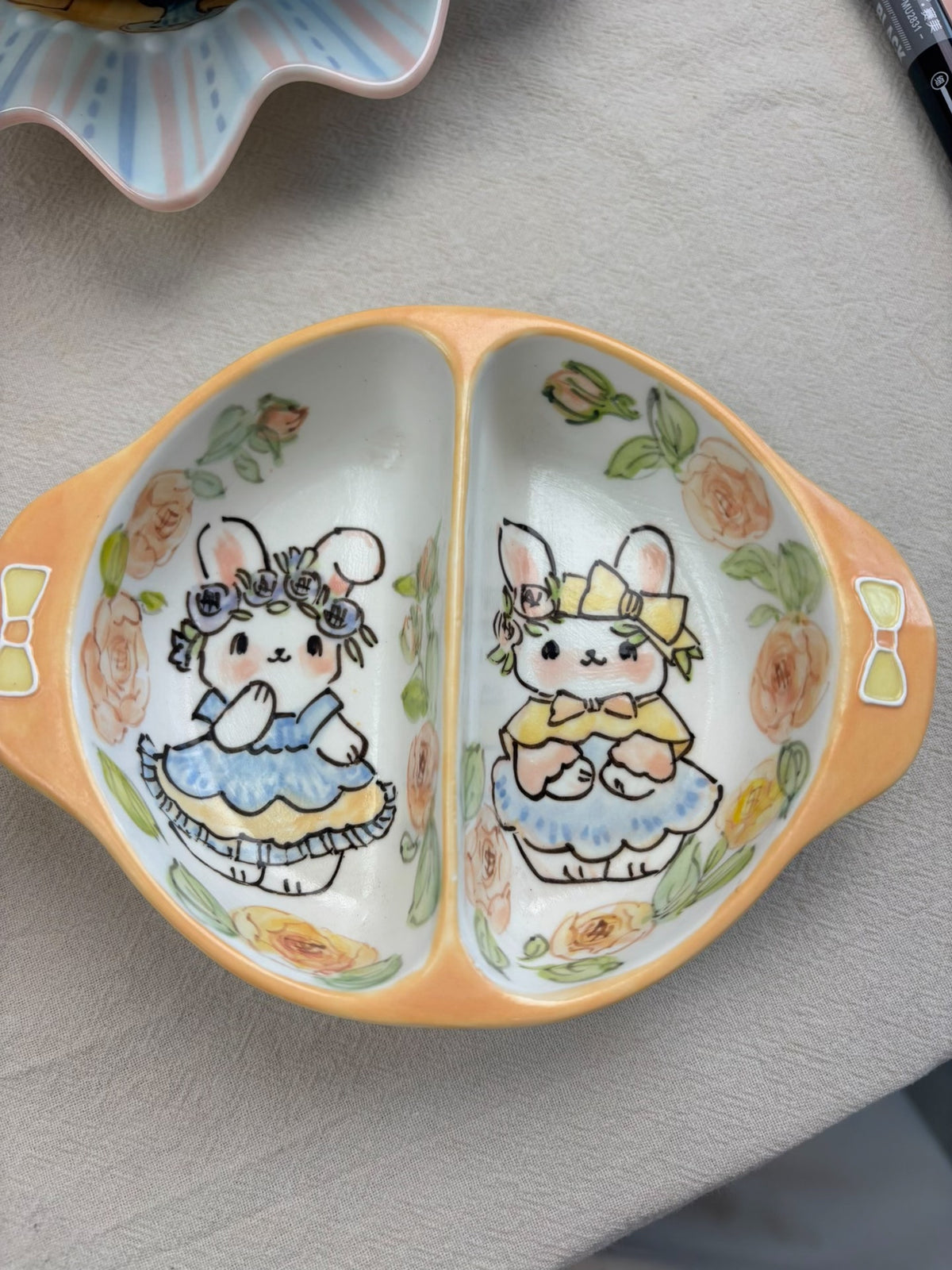 Piatto diviso in ceramica fatto a mano con conigli dipinti