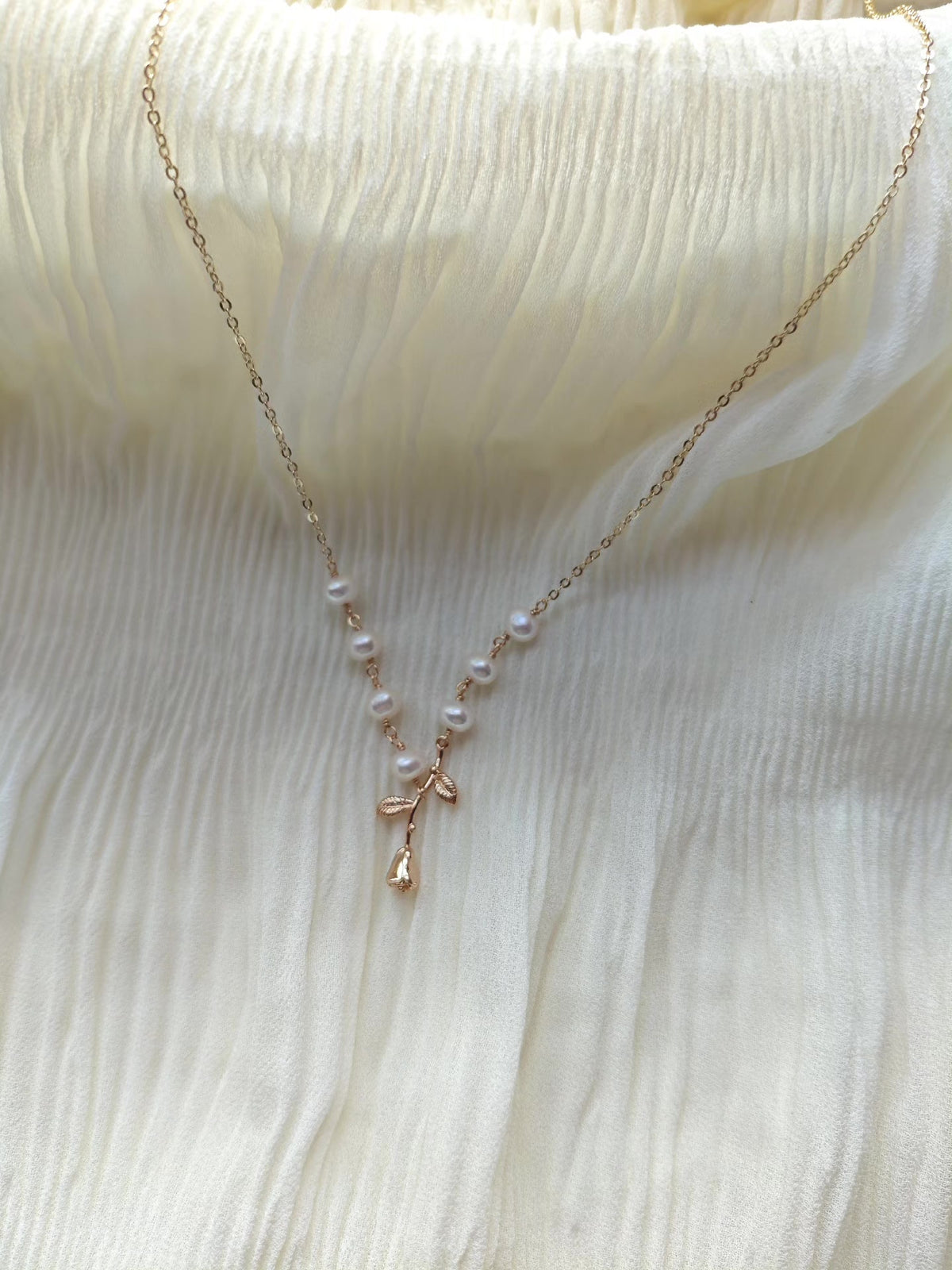 Collana con Perle d'Acqua Dolce e Rosa Oro 14K