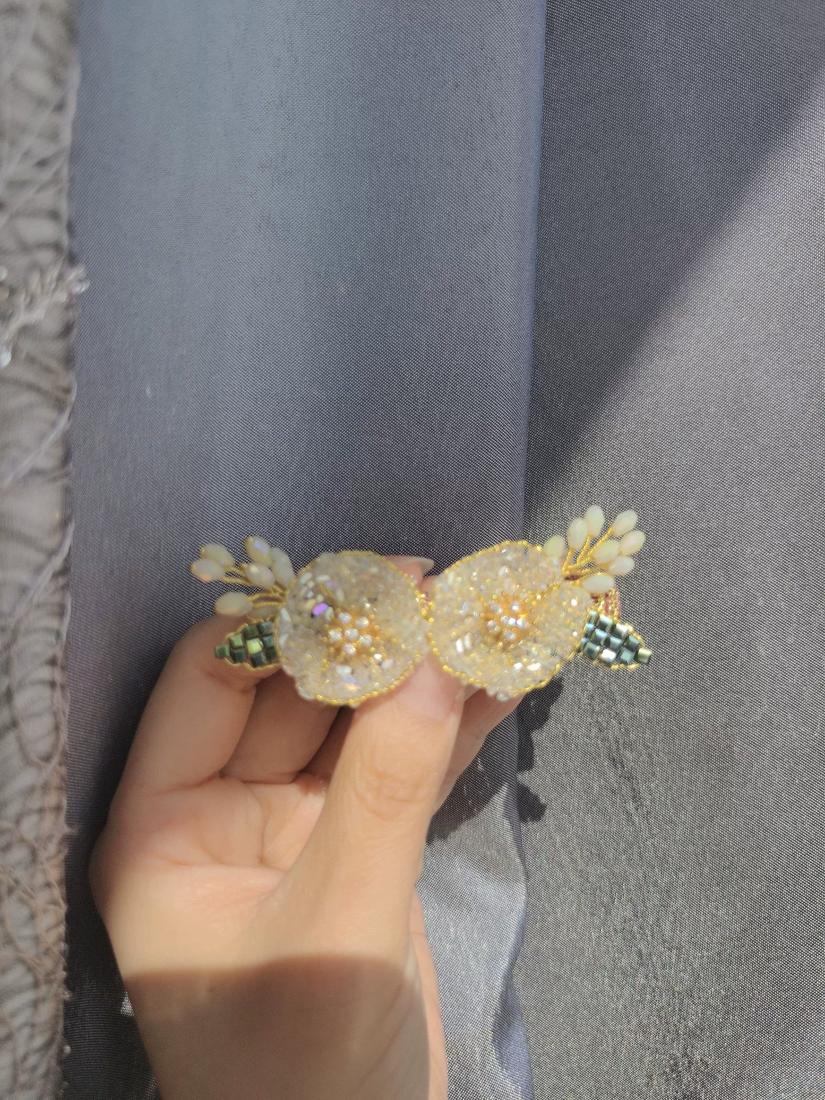 Fecho de Cabelo Bico de Pato Contado em Dourado
