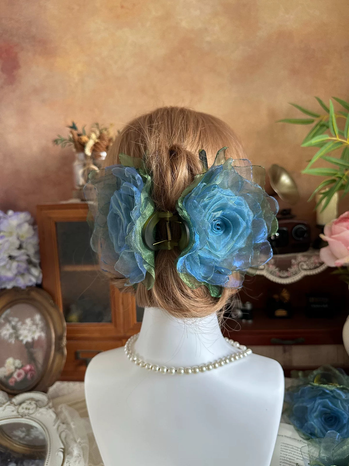 Pinça de Cabelo em Rosa de Organza Iridescente Feita à Mão