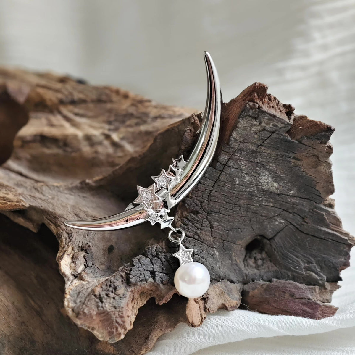 Broche Celestial de Lua e Estrela com Pérola de 8,3mm