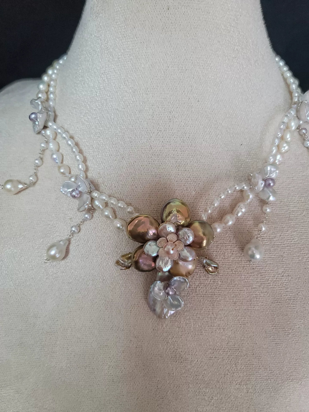 Collana con pendente a fiore in perle naturali d'acqua dolce