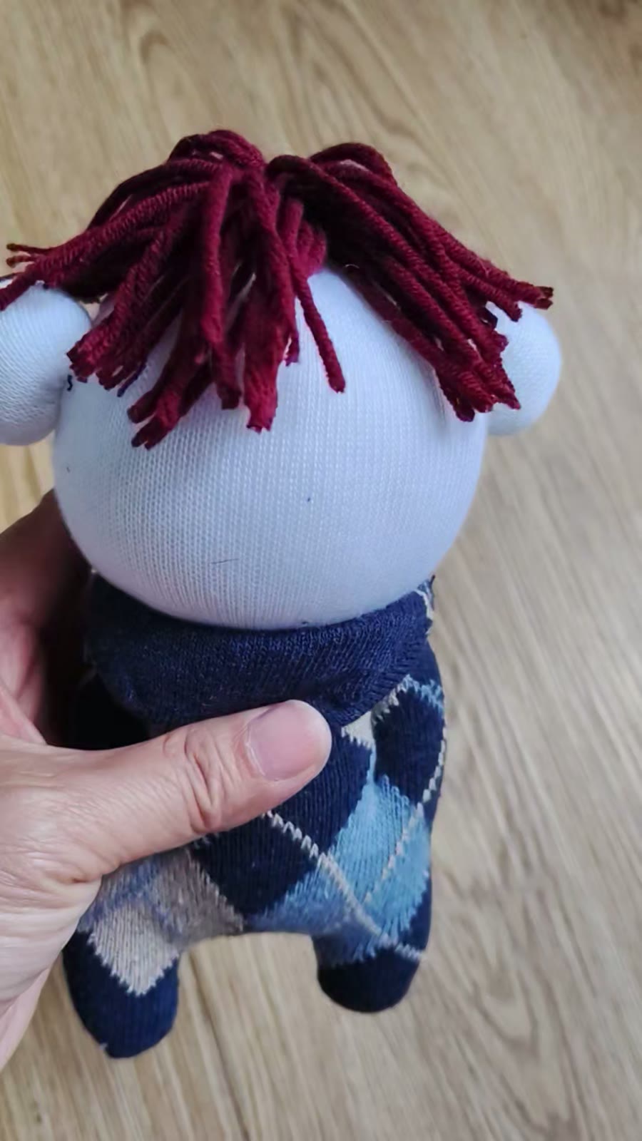 Handgefertigte Sockenpuppe Junge mit großen Augen