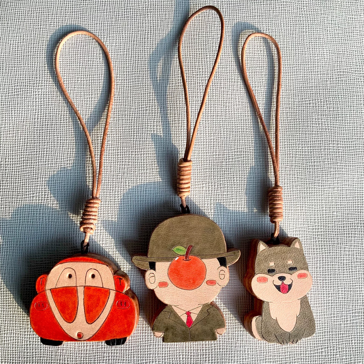 Conjunto de Três Charms de Couro Esculpidos à Mão