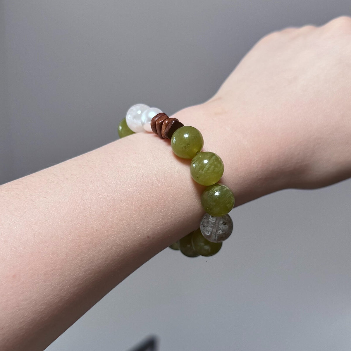 Pulseira de Jade Xiuyan com Pérola e Sândalo