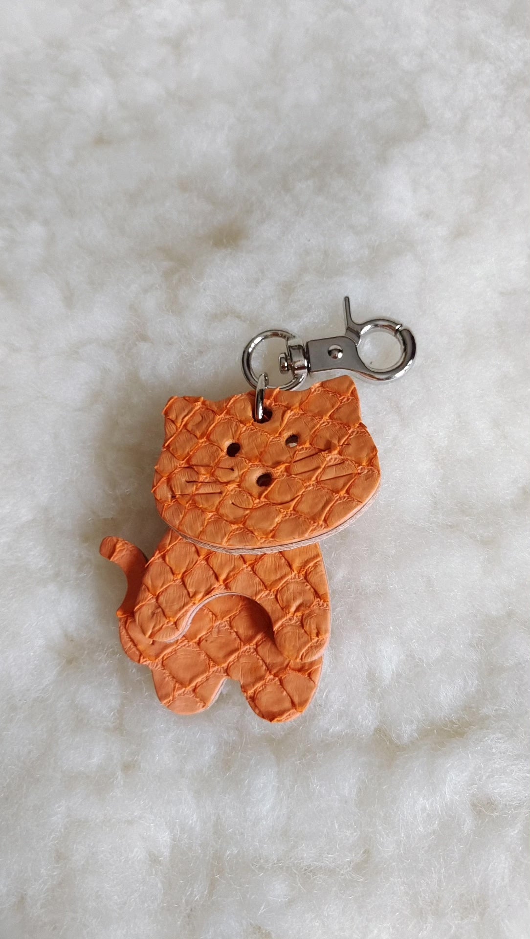 Chaveiro de Gato em Couro com Escamas de Dragão Laranja