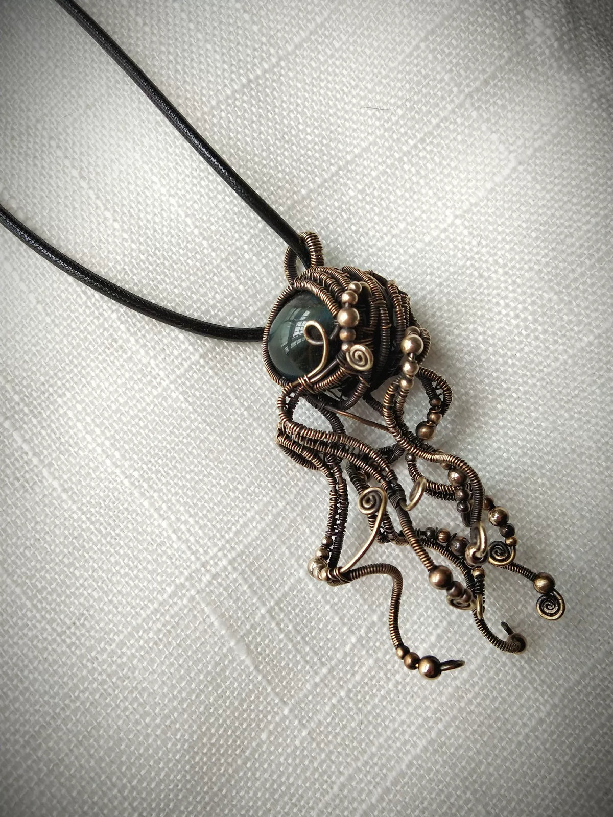 Pendente de Olho de Tigre Azul em Arame de Latão Artesanal
