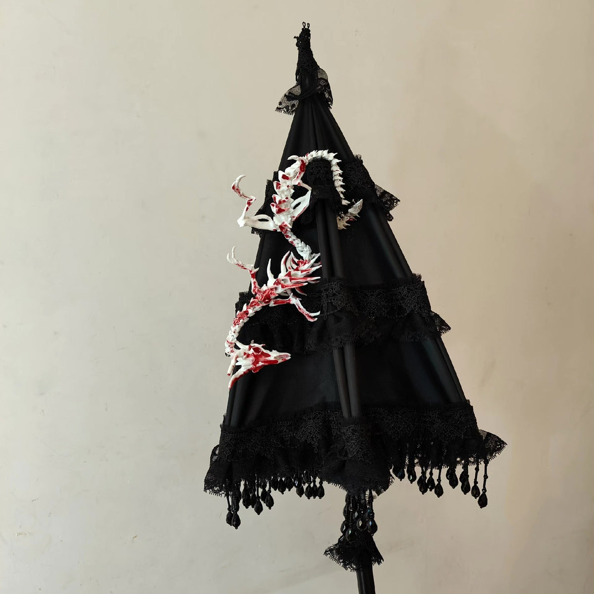 Parasole Gothic Lolita in pizzo nero con rose rosse
