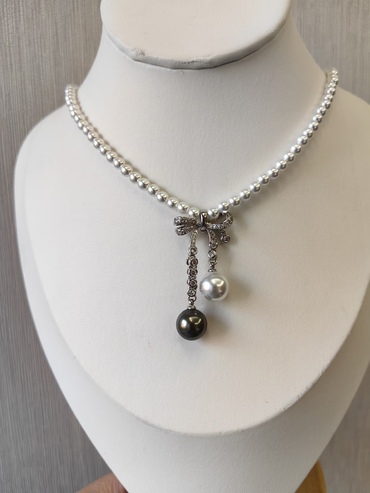 Collar de Pérolas com Pingente de Laço de Cristal Removível