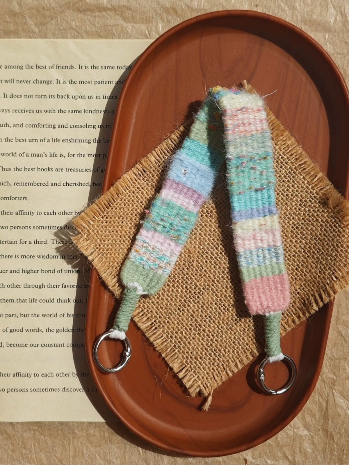 Handgewebtes Handgelenksband aus Pastell-Baumwolle und Wolle